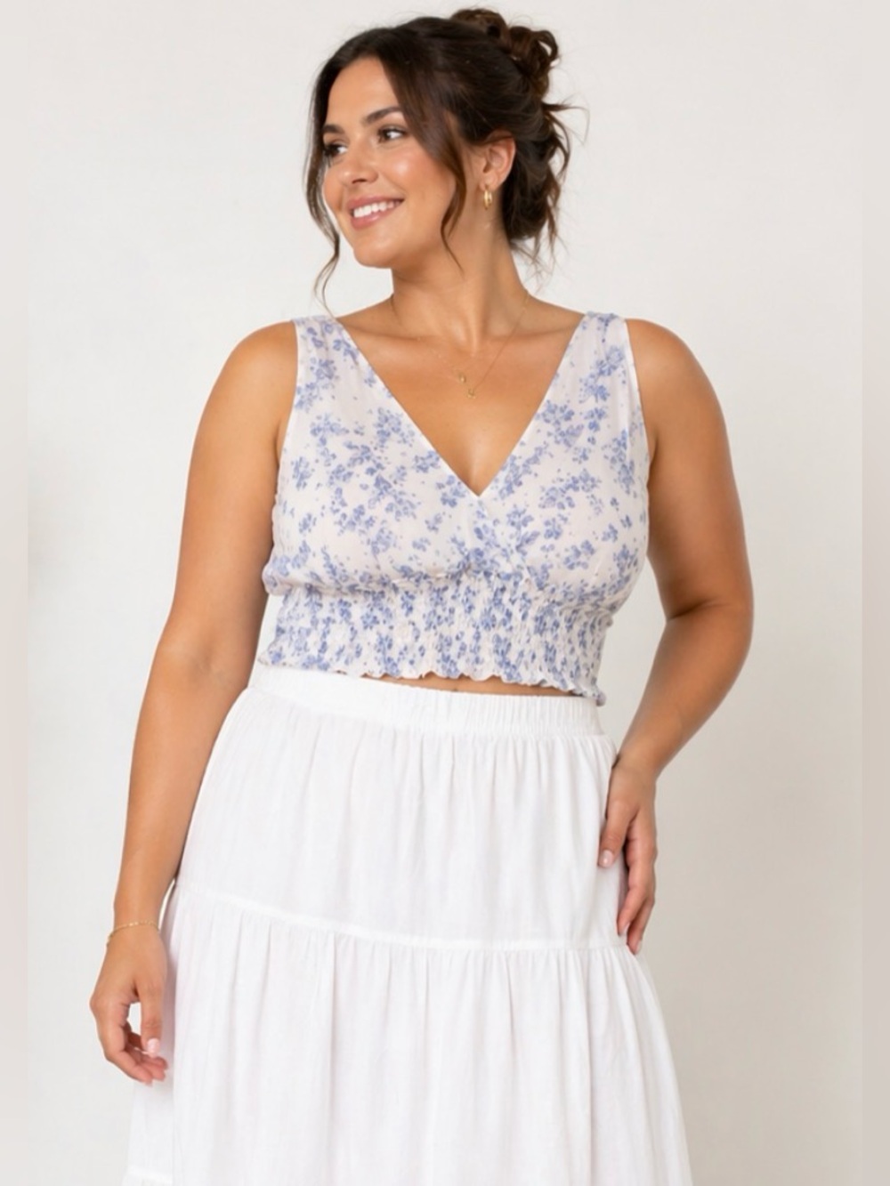 1.State Blue and white women’s sleeveless floral blouse, size XL. White & blue.